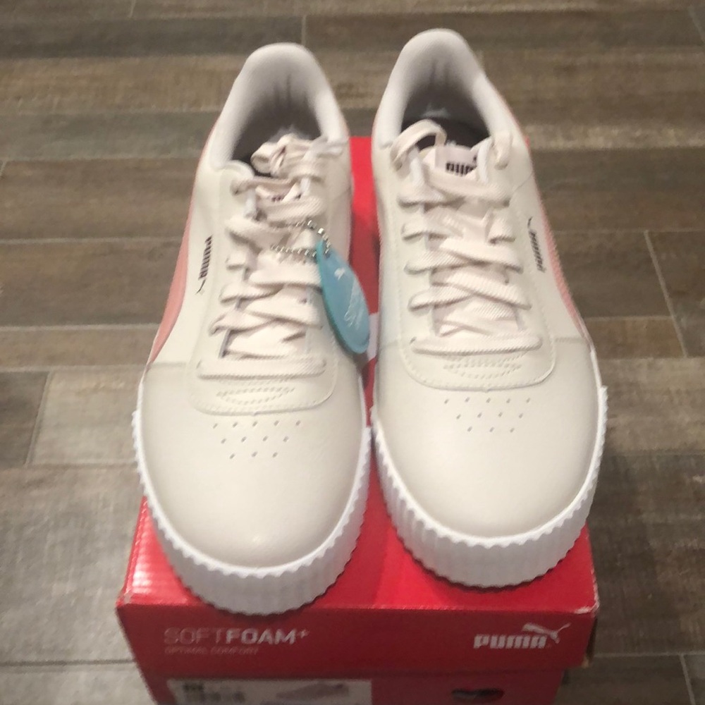 Tennis shoes